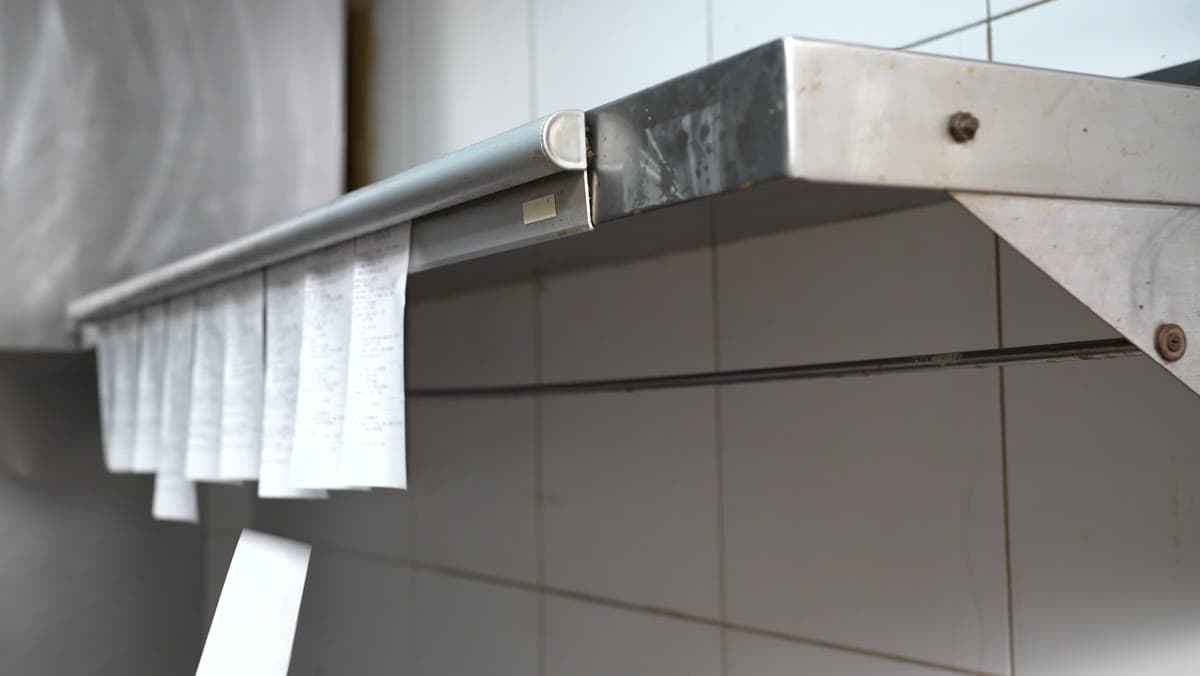 Comandas de pedidos organizadas na cozinha